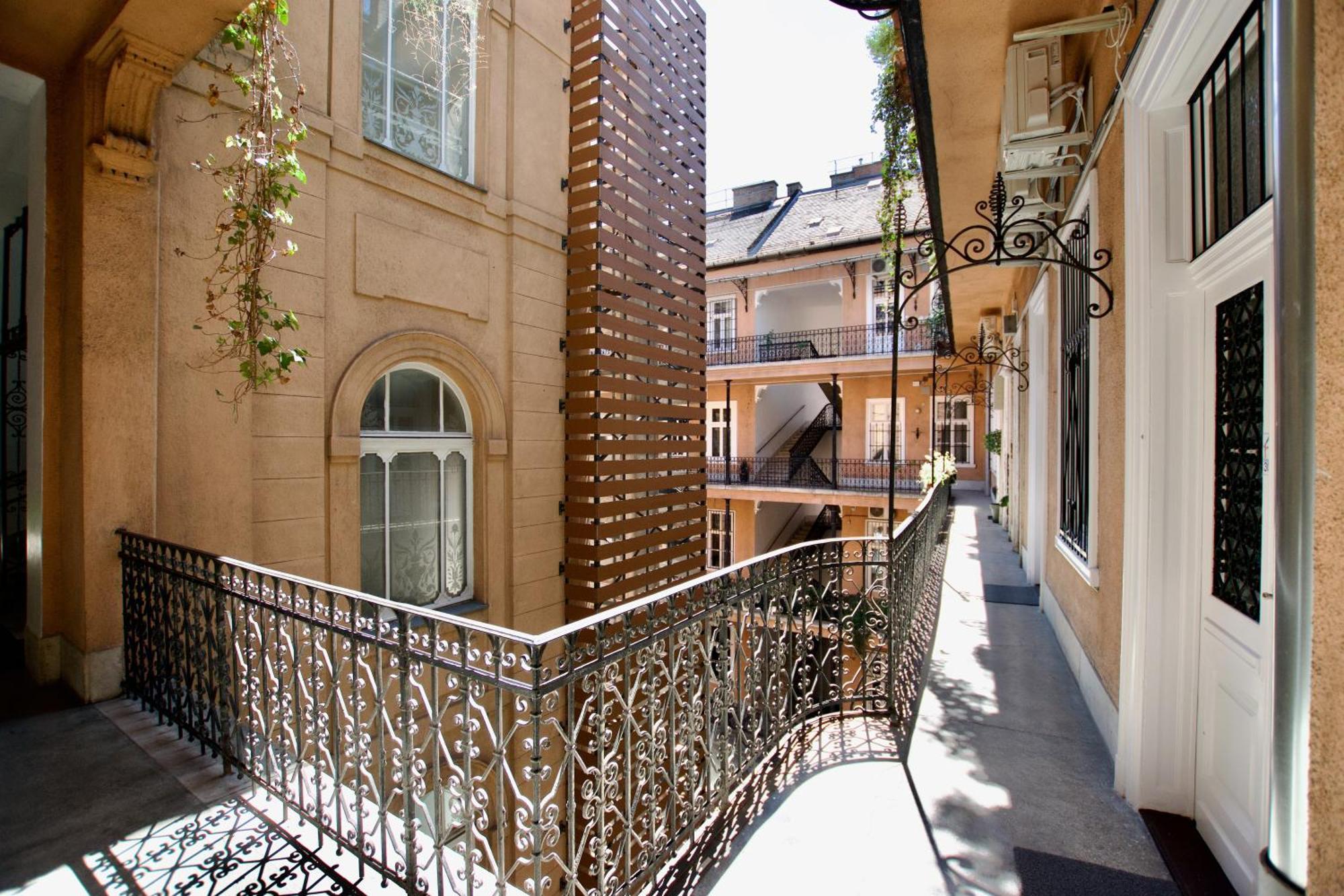 By Hi5- Jozsef Koerut Apartment *